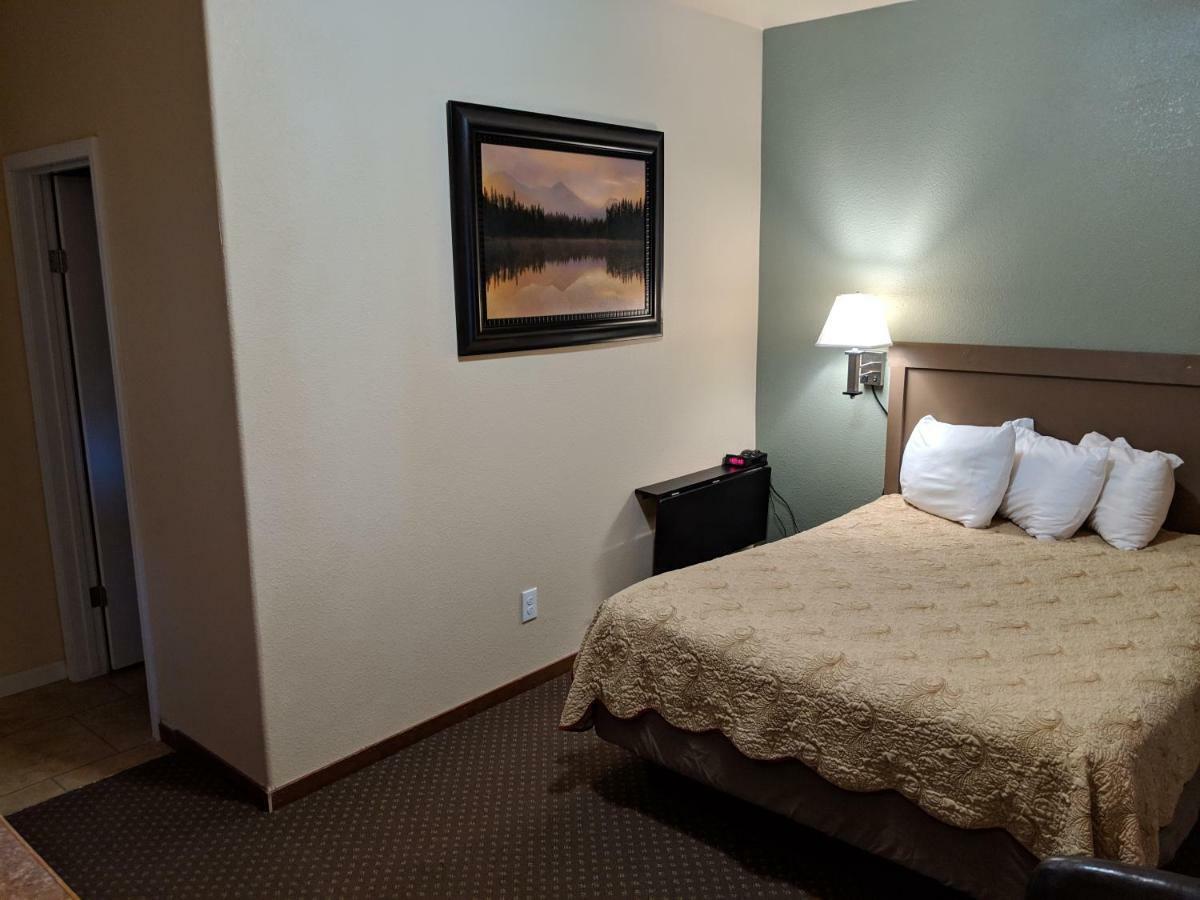 Sagebrush Inn & Suites Broadus Bagian luar foto